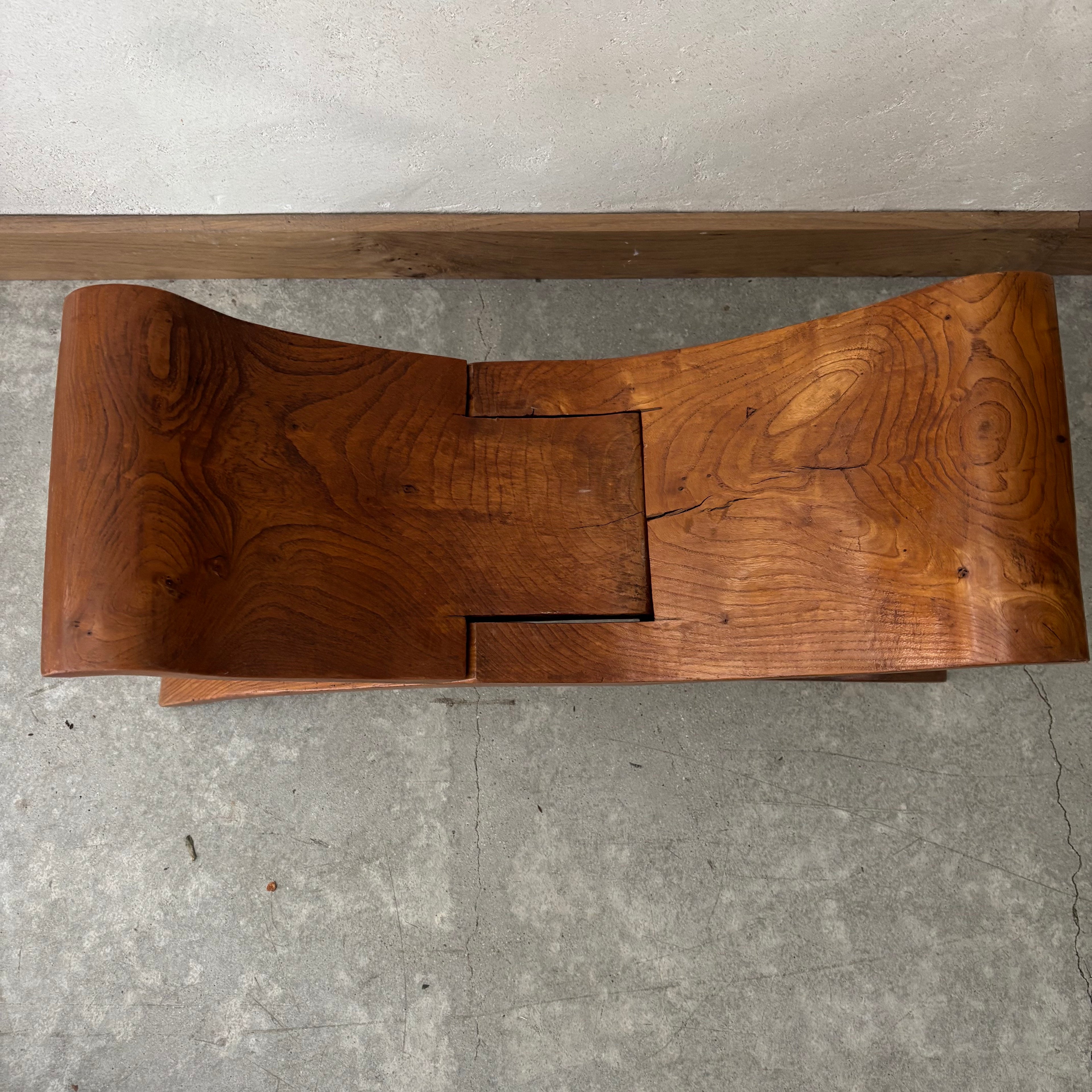 Tabouret en bois sculpté