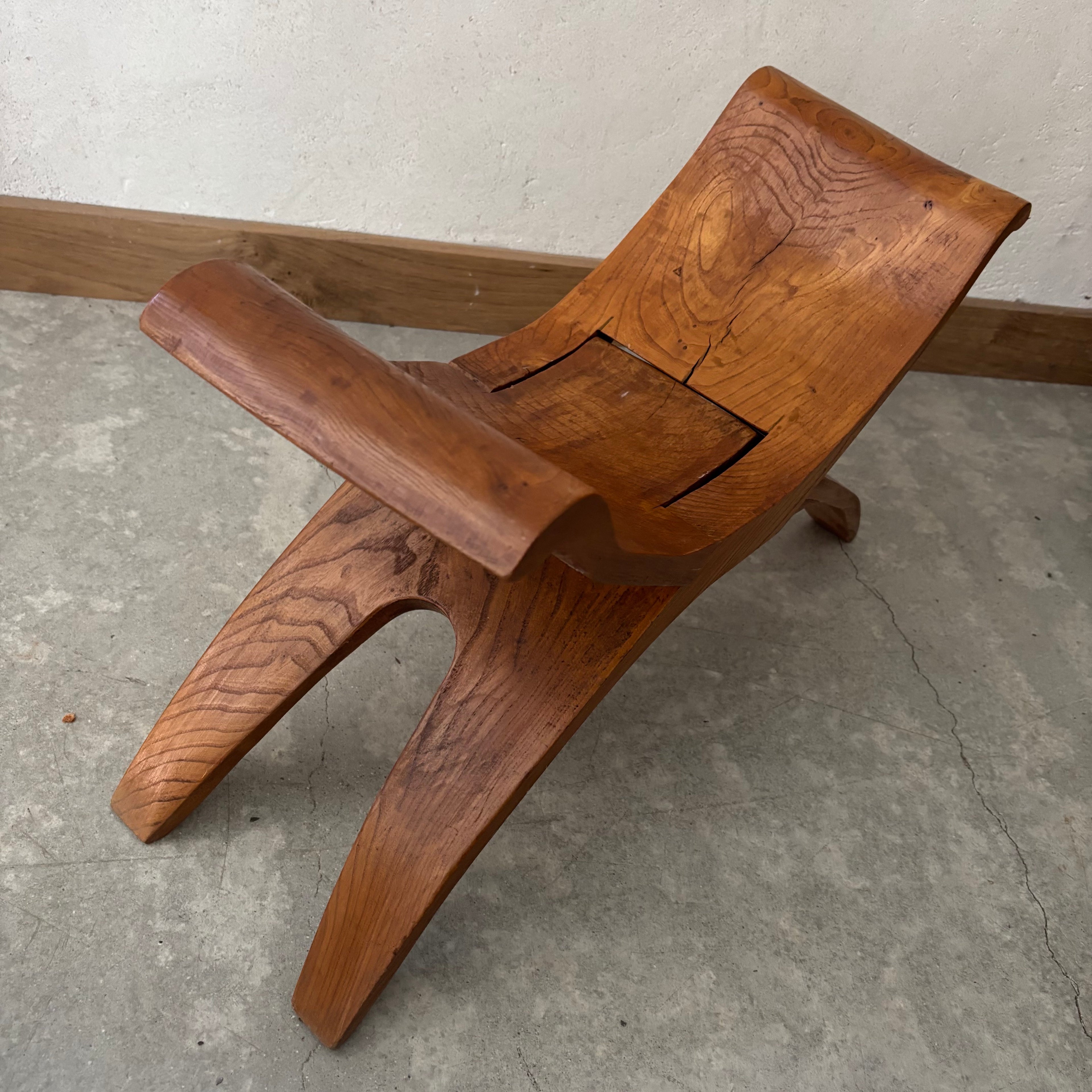 Tabouret en bois sculpté