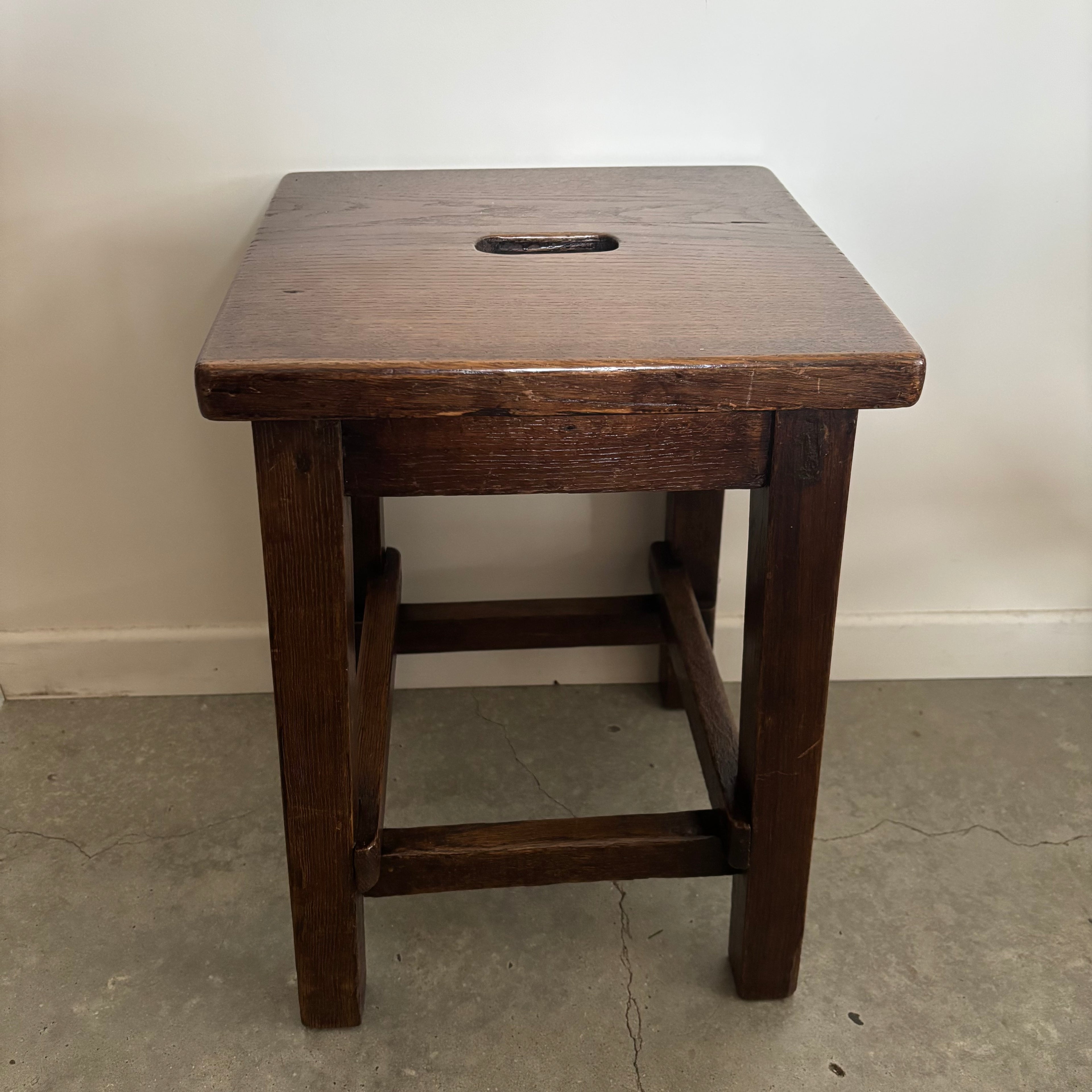 Tabouret en bois vernis