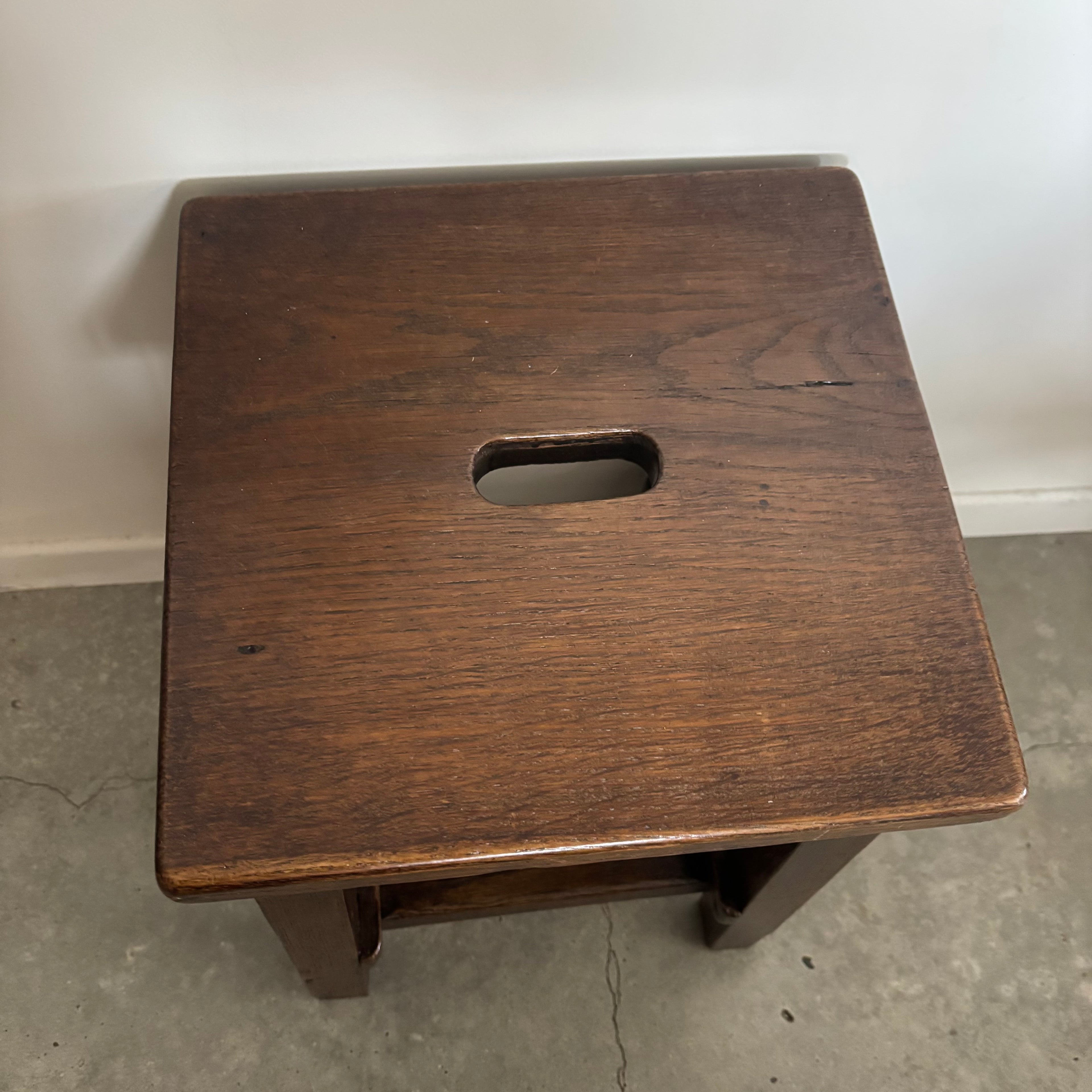 Tabouret en bois vernis