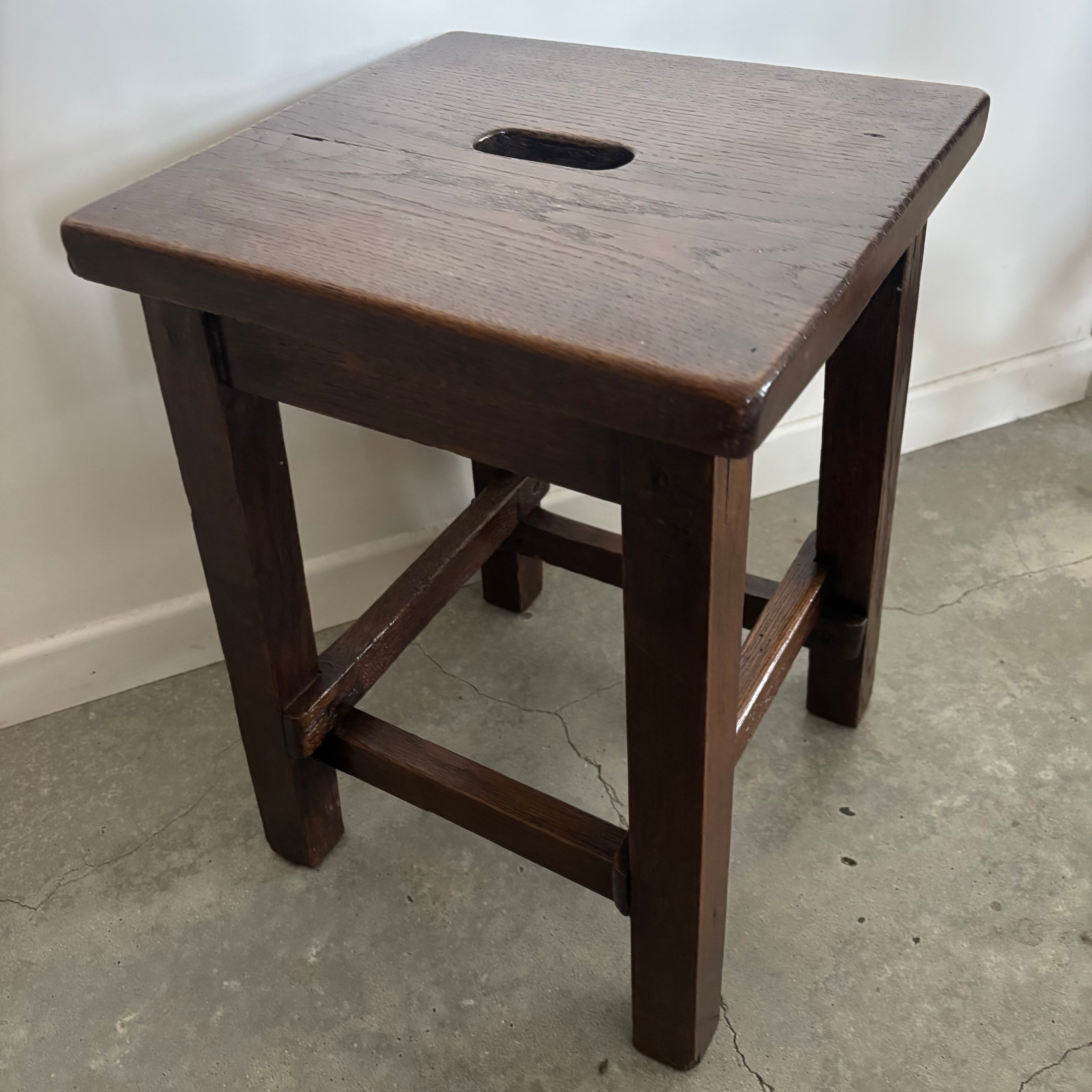 Tabouret en bois vernis