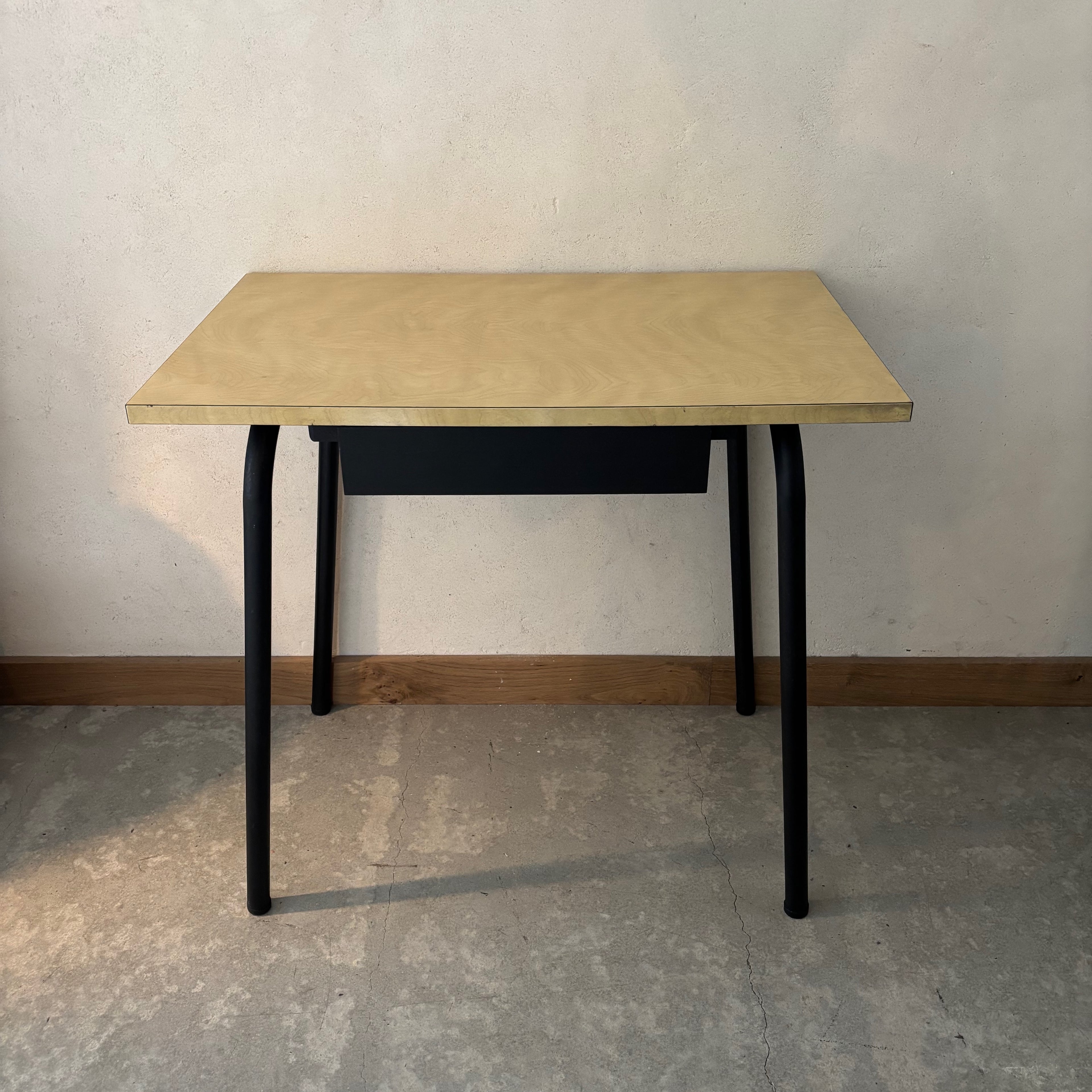 Bureau en formica