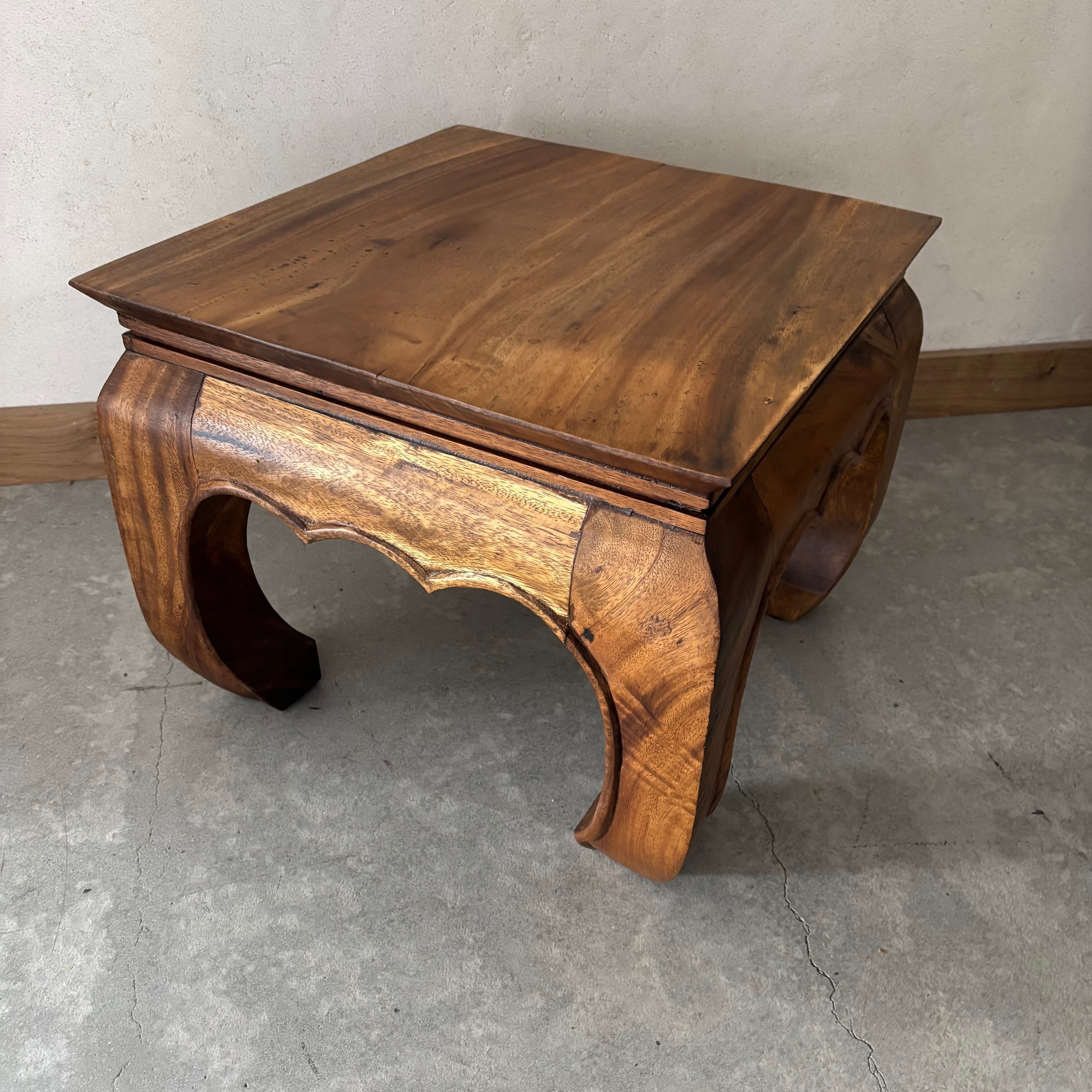 Table basse en bois vernis
