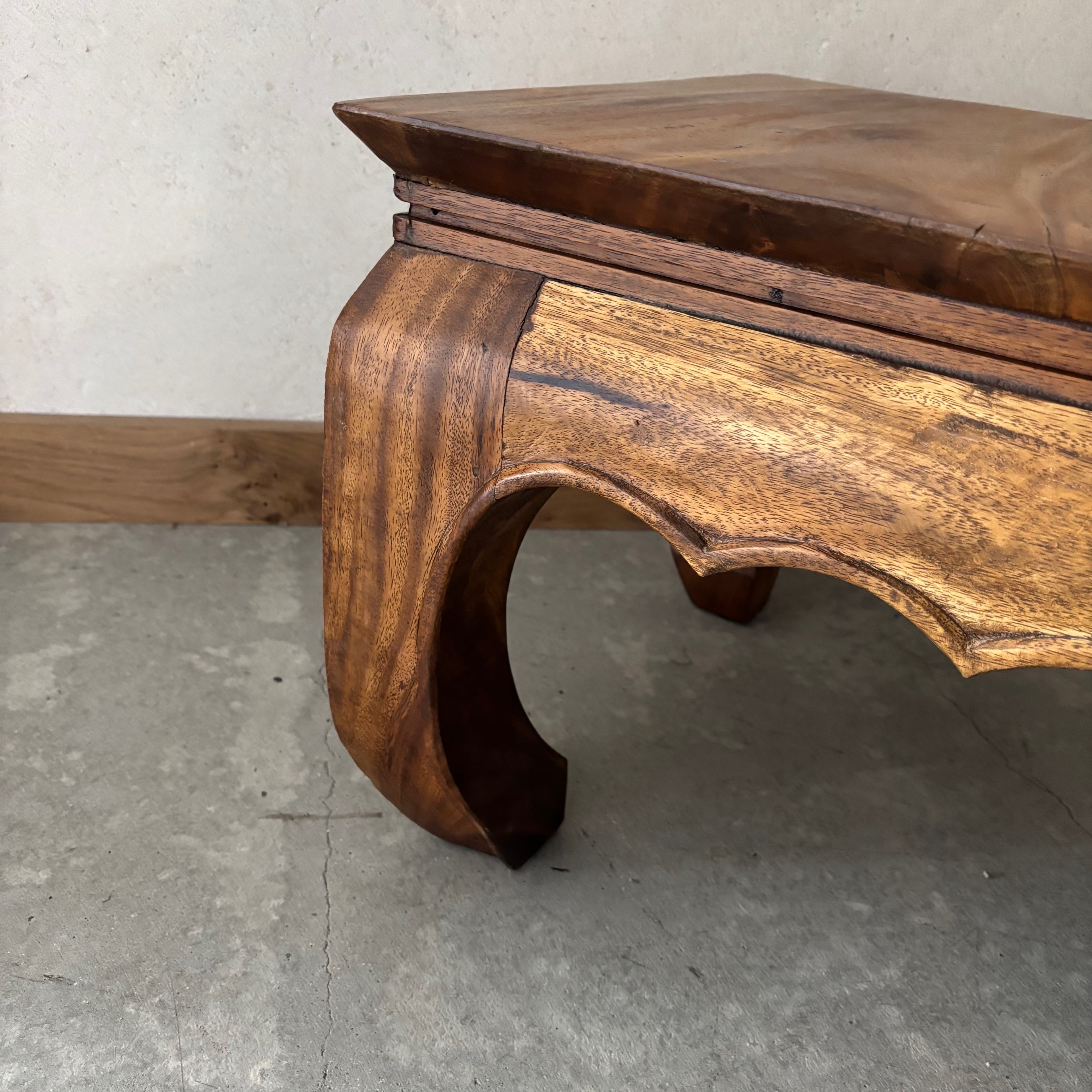 Table basse en bois vernis
