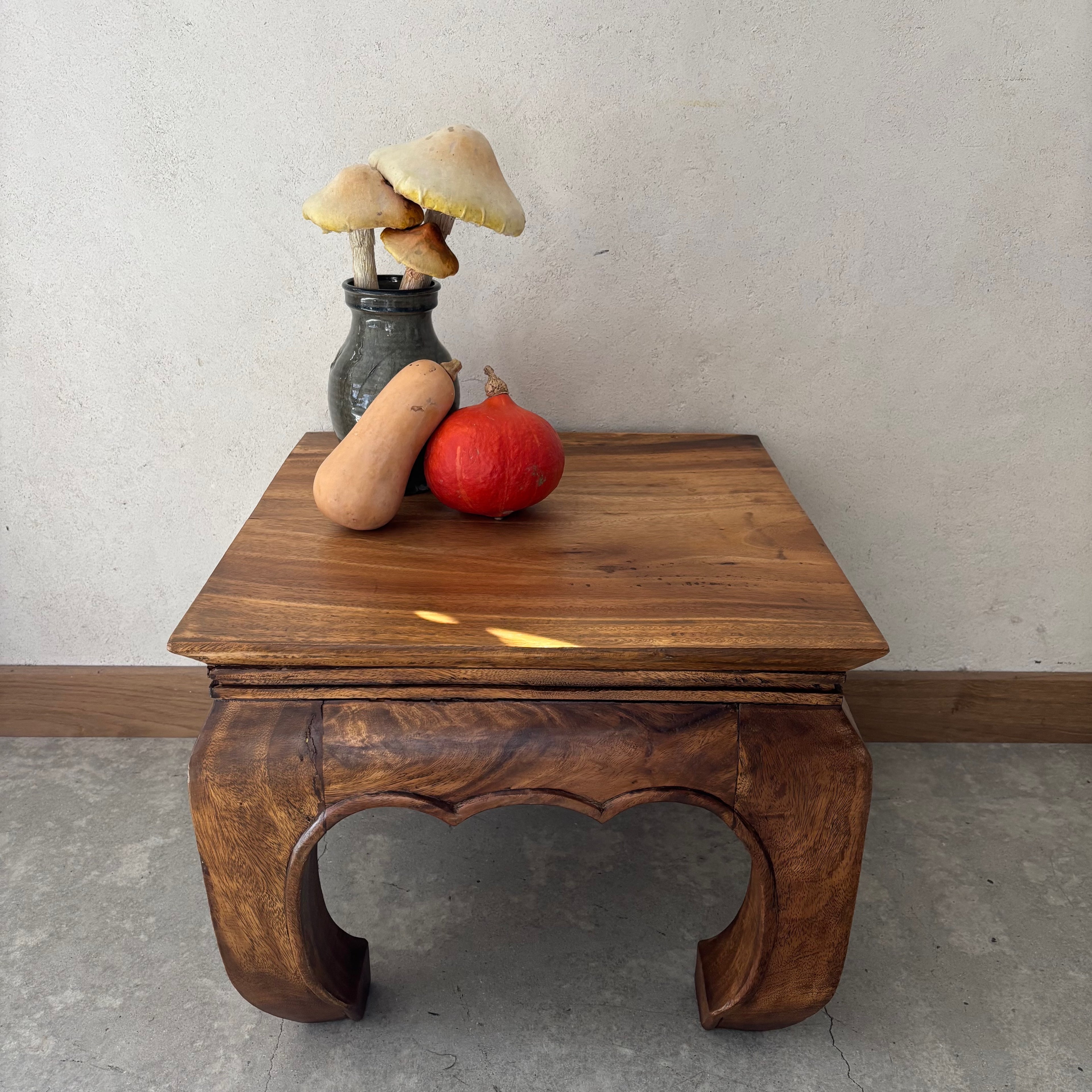 Table basse en bois vernis